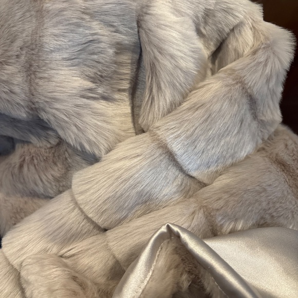 Women’s NWT Talbots Beige Faux Fur Mid Length  Vest Size M - Picture 6 of 6